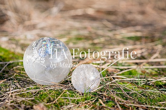 2 Bergkristal ballen in het gras