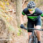 MTB foto van een mountainbiker die omhoog fietst