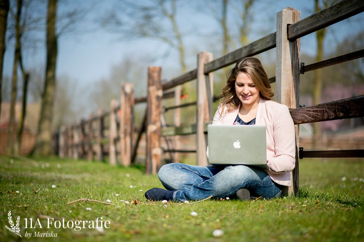 Personal Branding Fotoshoot Den Bosch - Onderneemster met laptop