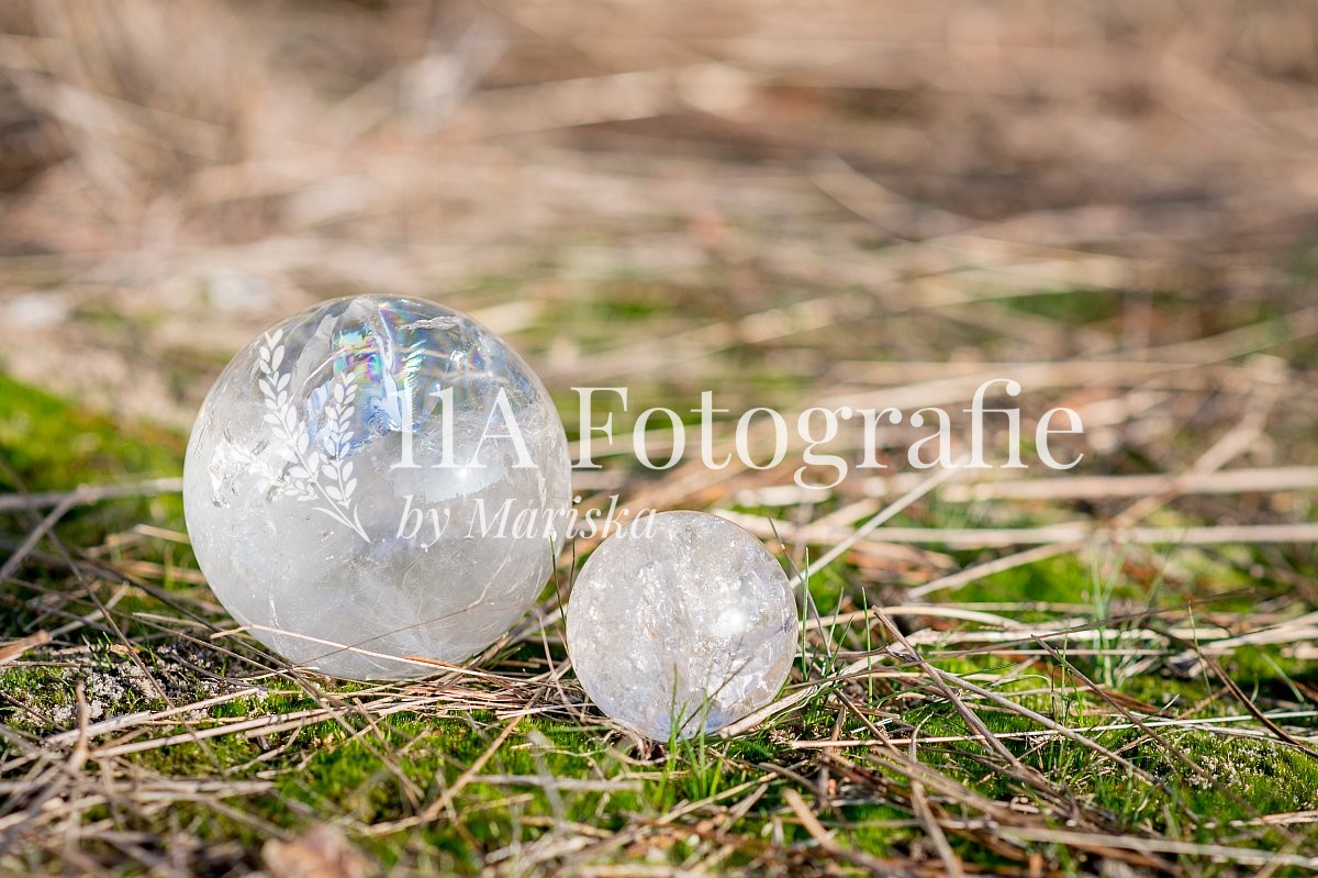 2 Bergkristal ballen in het gras