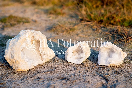 3 bergkristal clusters edelstenen op het strand