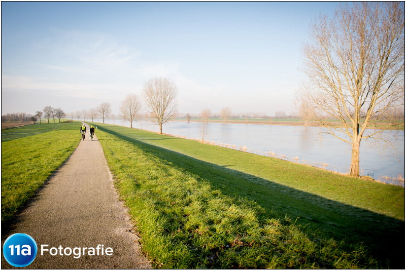 Wielerfoto op een fietspad naast de maas