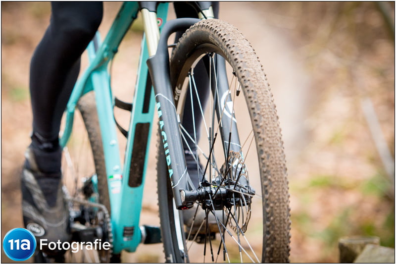 Detailfoto van een Bianchi mountainbike met tubeless band en wiel met schijfremmen