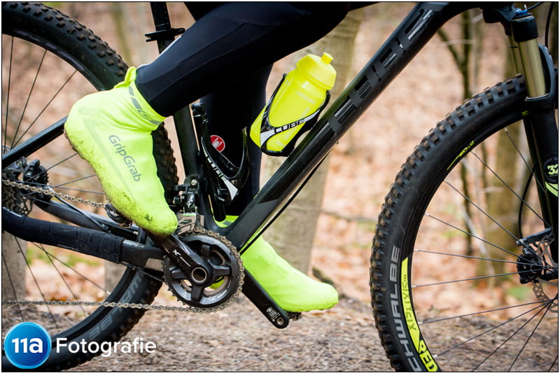 Detailfoto van een Cube Mountainbike met gele accenten