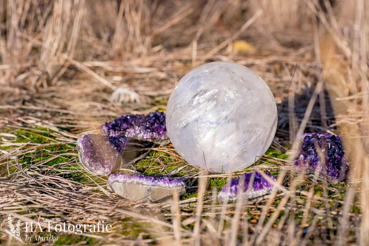 Edelstenen Foto's: Ruwe amethisten met bergkristal bol